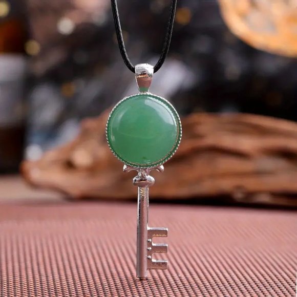 Green Aventurine Natural Stone Key Shaped Pendant Necklace Healing Gemstone - Picture 2 of 2